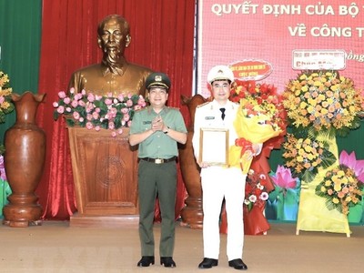 Thiếu tướng Nguyễn Sỹ Quang, Giám đốc Công an tỉnh Đồng Nai trao Quyết định điều động và bổ nhiệm Thượng tá Nguyễn Mạnh Toàn giữ chức Phó Giám đốc Công an tỉnh Đồng Nai. (Ảnh: TTXVN phát)