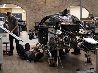 Công nhân làm việc tại nhà máy sản xuất ôtô ở San Cesario sul Panaro, Italy. (Ảnh: AFP/TTXVN).