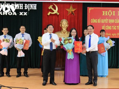 Lãnh đạo Tỉnh ủy, UBND tỉnh Bình Định trao các quyết định cho Bà Đỗ Thị Diệu Hạnh, tân Giám đốc Sở Lao động Thương binh và Xã hội tỉnh Bình Định.