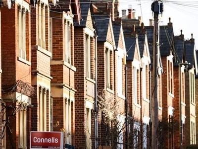 Một dãy nhà trên khu phố ở Oxford (Anh). (Ảnh: AFP/TTXVN)