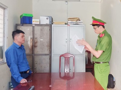 Cơ quan chức năng đọc các Quyết định, Lệnh tố tụng đối với bị can Phạm Văn Nam. Ảnh: Công an Bắc Giang.