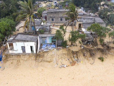 Bờ biển ở thị xã Đức Phổ bị sạt lở nghiêm trọng đe dọa đến các hộ dân.