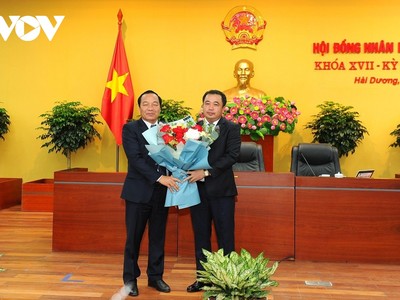 Ông Trần Đức Thắng, Bí thư Tỉnh ủy Hải Dương tặng hoa chúc mừng tân Chủ tịch HĐND tỉnh Hải Dương Lê Văn Hiệu.