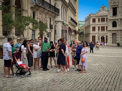 Khách du lịch tham quan La Habana, Cuba, ngày 28/2/2022. (Ảnh: AFP/TTXVN).