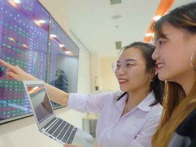 Nhóm cổ phiếu chứng khoán, đầu tư công, bất động sản khu công nghiệp đang thu hút dòng tiền.