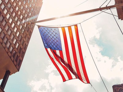 Ở Mỹ, trần nợ công và lạm phát vẫn đang là vấn đề nóng.