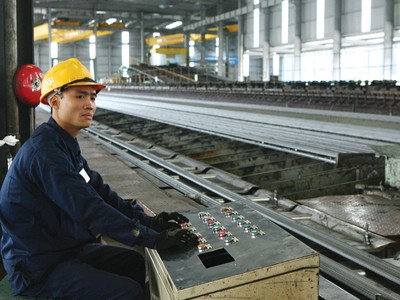 Trong hai tháng qua, nhiều doanh nghiệp ngành thép liên tiếp giảm giá bán.