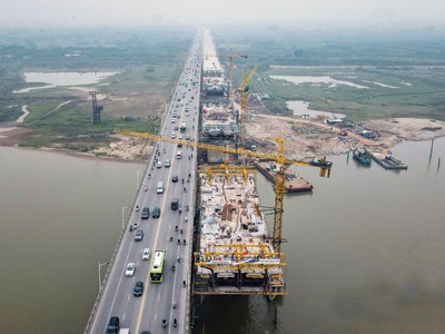 Tiến độ giải ngân đầu tư công được đẩy mạnh sẽ tạo ra lượng công việc dồi dào cho các doanh nghiệp xây dựng hạ tầng.