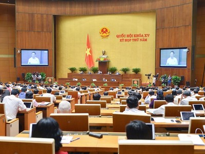 Bộ trưởng Bộ Tài chính Hồ Đức Phớc tham gia trả lời chất vấn.