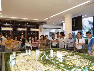 Khách hàng tham quan sa bàn tại sự kiện giới thiệu Five Star Eco City,