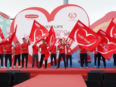 Ban Giám đốc Dai-ichi Life Việt Nam thực hiện nghi thức Phất cờ khai mạc Sự kiện Kết Nối Dai-ichi Life Cung Đường Yêu Thương 2023.