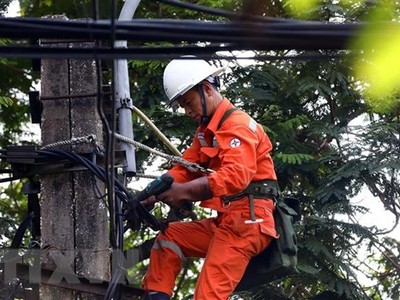 Công nhân ngành điện Thủ đô trong những ngày cao điểm phải tăng cường kiểm tra xử lý tại các điểm dễ xảy sự cố. (Ảnh: Huy Hùng/TTXVN).