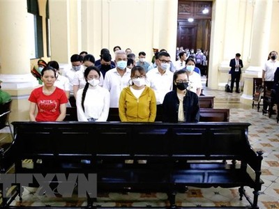 Các bị cáo (tại ngoại) tại phiên tòa sáng 6/6/2023. (Ảnh: Thành Chung/TTXVN)