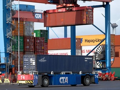 Cảng container ở Hamburg, Đức. (Ảnh: AFP/TTXVN)