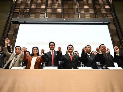 Ứng viên Thủ tướng Thái Lan, lãnh đạo đảng Tiến bước (MFP) Pita Limjaroenrat (thứ 4, trái) và các đối tác trong liên minh cầm quyền đạt thỏa thuận thành lập Chính phủ mới, tại Bangkok ngày 18/5/2023. (Ảnh: AFP/TTXVN)