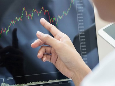 Trên thị trường chứng khoán, thông tin là tiền bạc.