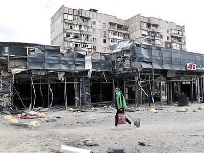 Tòa nhà bị hư hại do xung đột tại Mariupol, Ukraine. (Ảnh: THX/TTXVN)