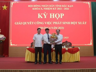 Tân Phó Chủ tịch UBND tỉnh Bắc Kạn Nông Quang Nhất (đứng giữa).