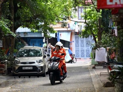 Khoảng 1 tháng nay, rất nhiều tổ tuyên truyền lưu động đã được EVN Hà Nội triển khai đến các ngõ, phố kêu gọi người dân tiết kiệm điện. (Ảnh: Huy Hùng/TTXVN)