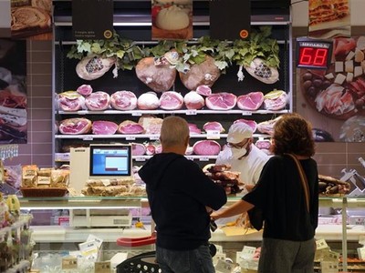 Khách hàng mua hàng hoá tại siêu thị ở Rome, Italy. (Ảnh: THX/TTXVN)