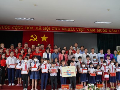 Dai-ichi Life Việt Nam trao tặng học bổng trị giá 200 triệu đồng cho học sinh có hoàn cảnh đặc biệt, khó khăn tại tỉnh Long An