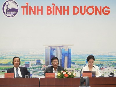 Phó chủ tịch UBND tỉnh Bình Dương ông Mai Hùng Dũng (ngồi giữa) cùng cùng các chuyên gia của WB thảo luận về việc phát triển KCN sinh thái tại Bình Dương.