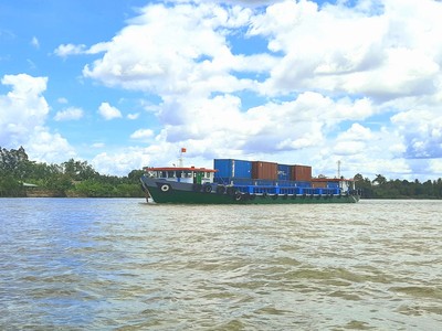 Một sà lan vận chuyển container trên sông Tiền.