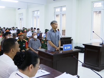 Cựu Tư lệnh Cảnh sát biển Nguyễn Văn Sơn hầu tòa do cáo buộc cùng đồng phạm tham ô 50 tỷ đồng. Ảnh: TTXVN.