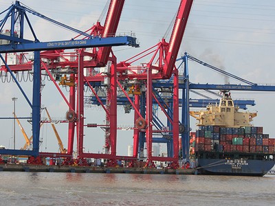 Hoạt động xuất nhập khẩu hàng hóa tại cảng Cát Lái, TP.HCM - Ảnh: Anh Quân