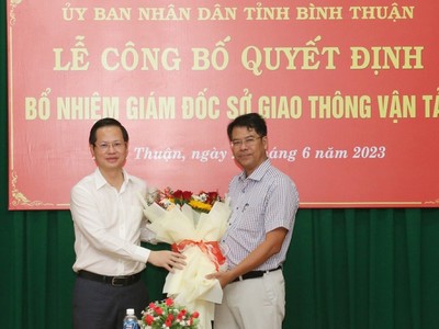 Chủ tịch UBND tỉnh Đoàn Anh Dũng chúc mừng ông Nguyễn Quốc Nam (phải), tân Giám đốc Sở Giao thông vận tải (Ảnh: Tr.T)