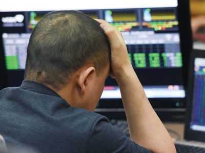 Rủi ro khi “đu” cổ phiếu cây thông không chỉ là thua lỗ lớn, mà còn là bị “kẹp hàng”.