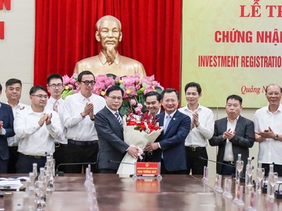 Hai dự án của Foxconn có tổng mức đầu tư hơn 246 triệu USD vào KCN Sông Khoai vừa được tỉnh Quảng Ninh cấp Giấy chứng nhận đầu tư chỉ sau 12 giờ làm việc. Ảnh: Thu Lê.