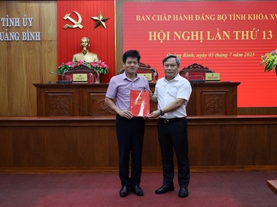 Trao quyết định của Ban Bí thư chuẩn y ông Lê Văn Bảo làm ủy viên, Chủ nhiệm Ủy ban Kiểm tra Tỉnh ủy Quảng Bình nhiệm kỳ 2020-2025.