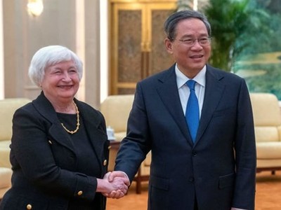 Thủ tướng Trung Quốc Lý Cường tiếp Bộ trưởng Tài chính Mỹ Janet Yellen tại Đại lễ đường Nhân dân ở Bắc Kinh. (Ảnh: AFP)