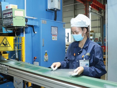 Cần nỗ lực gỡ khó một số ngành đầu tàu