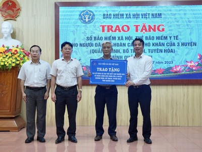 Trao tặng sổ bảo hiểm xã hội, thẻ bảo hiểm y tế cho người dân có hoàn cảnh khó khăn tại tỉnh Quảng Bình
