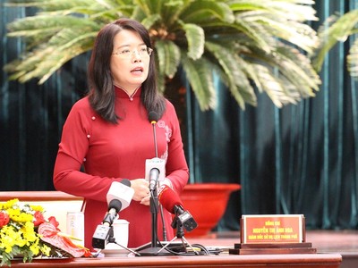 Bà Nguyễn Thị Ánh Hoa, Giám đốc Sở Du lịch TP.HCM trả lời chất vấn. Ảnh: Thành Nhân.