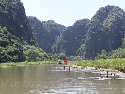 Du khách thăm Danh lam Thắng cảnh Quốc gia Đặc biệt Tràng An-Tam Cốc-Bích Động. (Ảnh: Đỗ Huy/Vietnam+)