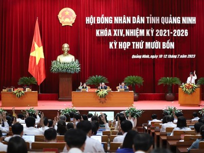Các đại biểu biểu quyết thông qua các dự thảo Nghị quyết tại kỳ họp thứ 14 của HĐND tỉnh Quảng Ninh khoá XIV.