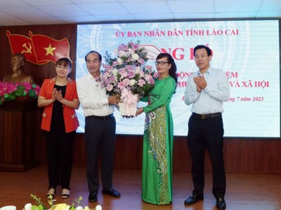 Lãnh đạo tỉnh Lào Cai chúc mừng bà Nguyễn Thị Hải Anh.