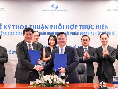 Ông Nguyễn Thanh Tùng – Tổng Giám đốc Vietcombank (bên phải) và ông Dương Văn Thanh – Tổng Giám đốc VSDC ký kết thỏa thuận phối hợp.