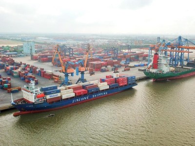 Xếp dỡ hàng hóa container tại một cảng biển Việt Nam. (Ảnh: PV/Vietnam+)