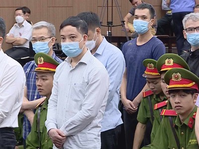 Phạm Trung Kiên bị cáo buộc nhiều lần ép doanh nghiệp phải đưa tiền trước khi trình ký duyệt đề xuất các chuyến bay.