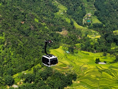 Cáp treo lên đỉnh Fansipan đi qua thung lũng Mường Hoa.