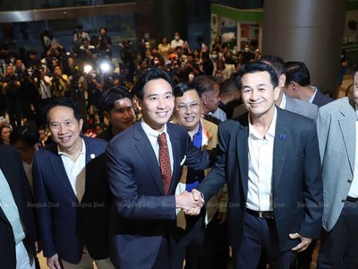 Chủ tịch Đảng Tiến bước bắt tay Chủ tịch Đảng Vì nước Thái sau cuộc họp của liên minh 8 chính đảng vào chiều tối 17/7 (Ảnh: Bangkokpost)