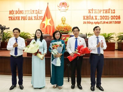 Ông Trần Chí Cường (thứ hai, từ phải sang) được bầu giữ chức Phó chủ tịch UBND Thành phố.