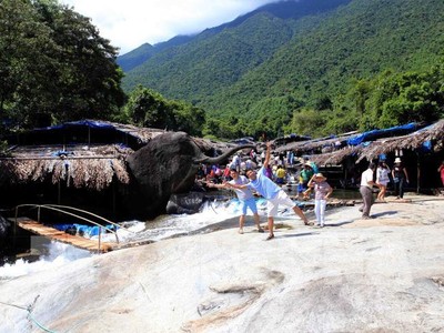 Thừa Thiên Huế nổi tiếng với những địa điểm du lịch sinh thái, phong phú các địa điểm suối thác hấp dẫn du khách gần xa.