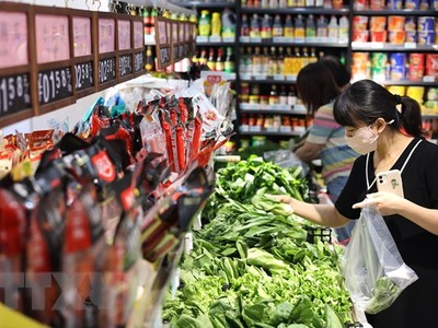 Người dân mua thực phẩm tại siêu thị ở tỉnh Sơn Đông, Trung Quốc, ngày 10/7/2023. (Ảnh: THX/TTXVN)