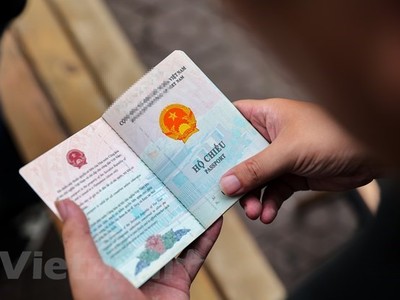 Hộ chiếu Việt Nam. (Ảnh: Lê Minh Sơn/Vietnam+).