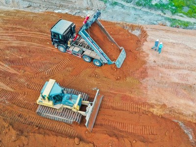 Thi công nền đường cao tốc Bắc - Nam, đoạn Quảng Ngãi - Hoài Nhơn.